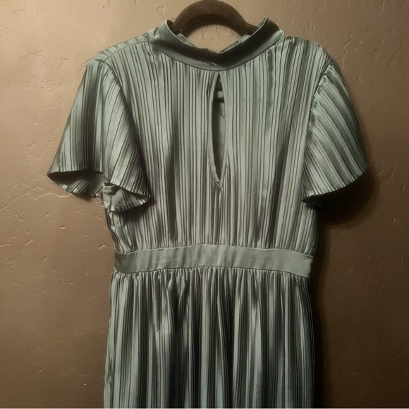 LULUS Radiant Reverie Emerald Plisse Short Sleeve Backless Midi Dress Size: L - Picture 7 of 17